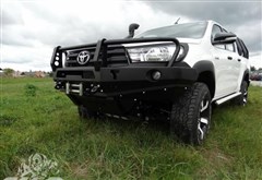 Přední pevnostní nárazník s bullbarem Toyota Hilux Revo (16-)